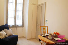 salón con mesa y sofá