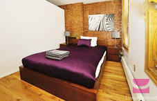 dormitorio con cama de tamaño queen
